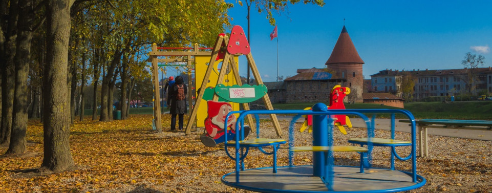 Spielplatz mit Karussell