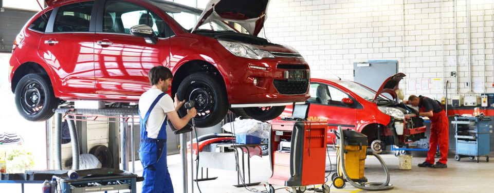 Auto in der Werkstatt.