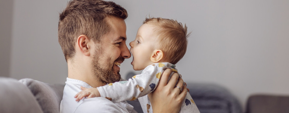 Vaterschaft. Vater hält Baby in den Händen.