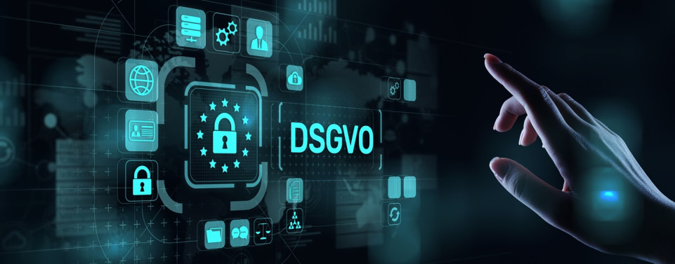 Datenschutz und Datenminimierung nach der DSGVO. Eine Hand, die auf ein virtuelles Zeichen mit einem Vorhängeschloss und der Aufschrift "DSGVO" zeigt.