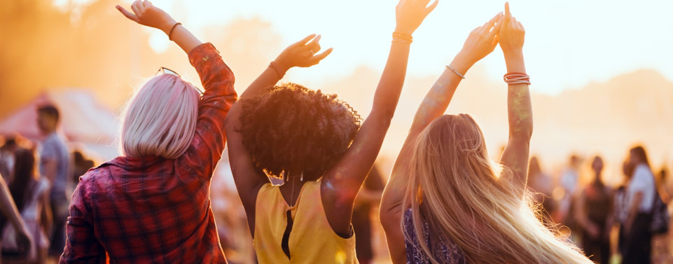 Freunde tanzen auf Festival