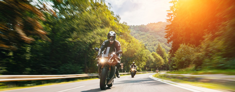 Motorradfahrer hintereinander mit Sicherheitsabstand