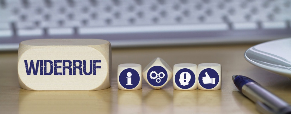 Das Wort "Widerruf" steht auf einem Holzwürfel. Daneben sind vier weitere Würfel mit Piktogrammen: ein "i" für Information, Zahnräder, ein Ausrufezeichen und ein Daumen nach oben.