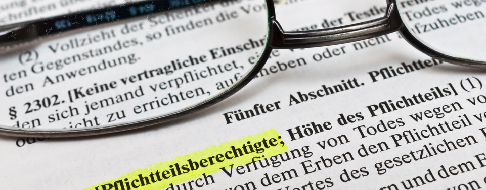 Auszug aus § 2303 BGB zum dem Pflichtteilsberechtigten und dem Pflichtteilsanspruch. Der Paragraph ist in gelb markiert. 