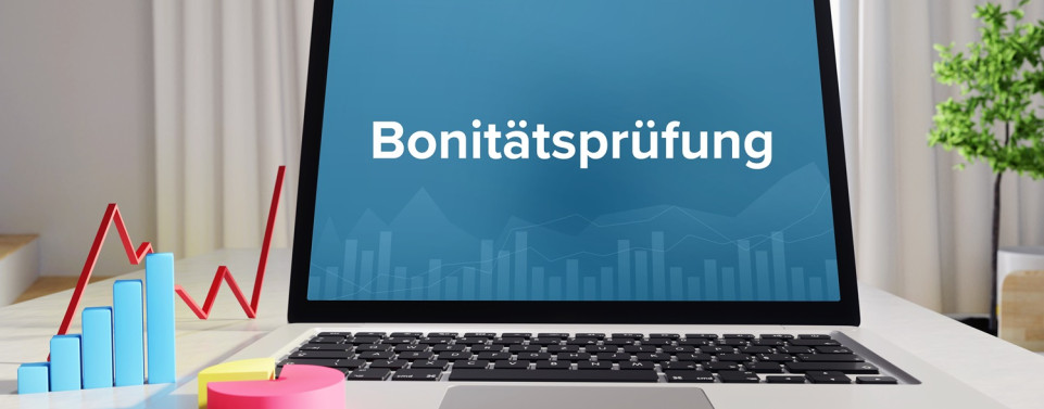 Ein Laptop auf dessen Bildschirm "Bonitätsprüfung" steht. 