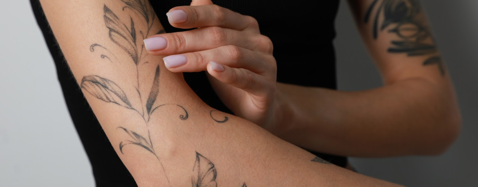 Frau mit Tattoo auf dem Arm. 