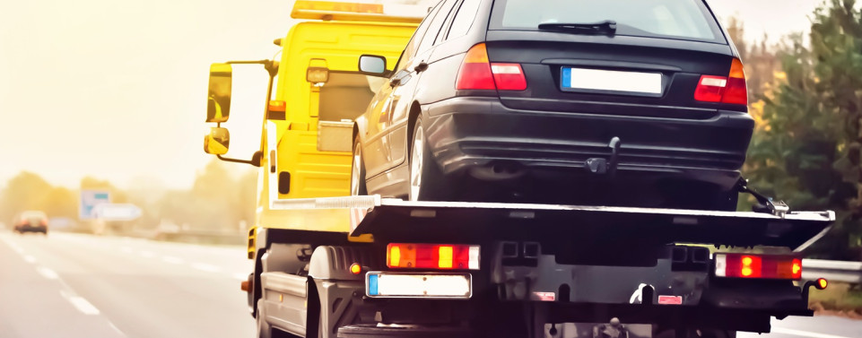 Auto abschleppen. Ein Auto steht auf einem Abschleppfahrzeug