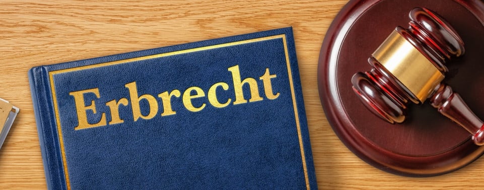 Richterhammer und Gesetzbuch mit der Aufschrift "Erbrecht"