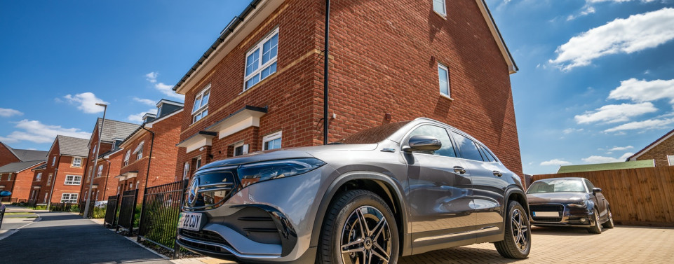 Auto fährt auf Straße ein