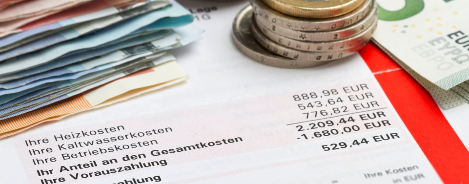 Ein Schreiben mit dem Verteilungsschlüssel für Mietnebenkosten und Geld. 