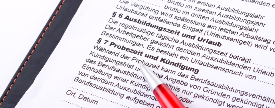 Arbeitsvertrag mit Überschriften und der Überschrift "Probezeit und Kündigung".