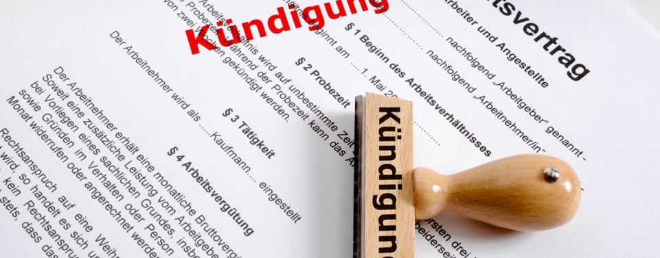 Arbeitsvertrag mit Stempel "Kündigung"