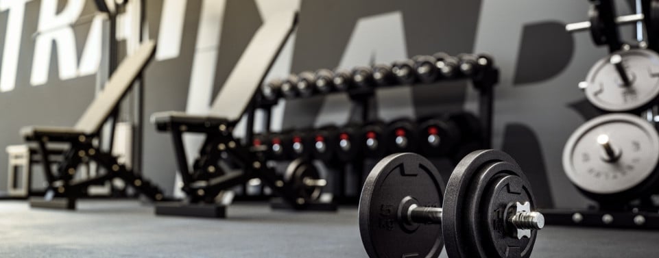 Fitnessstudio mit Kurzhanteln.