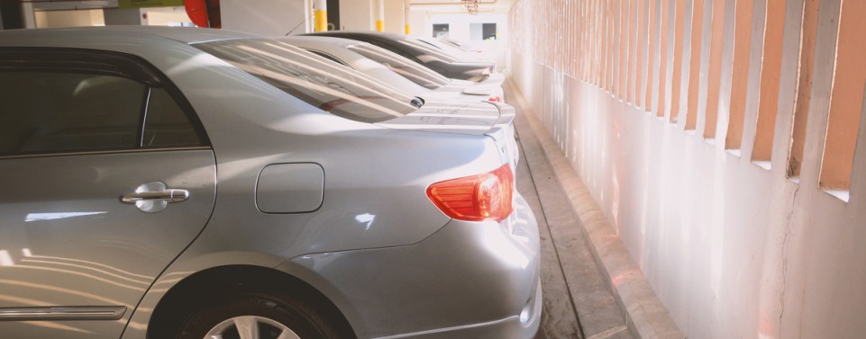Getränkekästen haben auf Tiefgaragenstellplatz nichts zu suchen