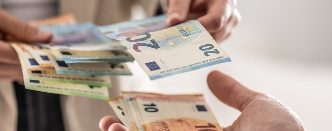 Darlehen oder Schenkung von Geld. Frau übergibt Euroscheine.