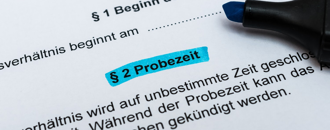 Arbeitsvertrag mit dem Absatz Probezeit in blau markiert.