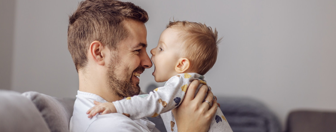 Vaterschaft. Vater hält Baby in den Händen.
