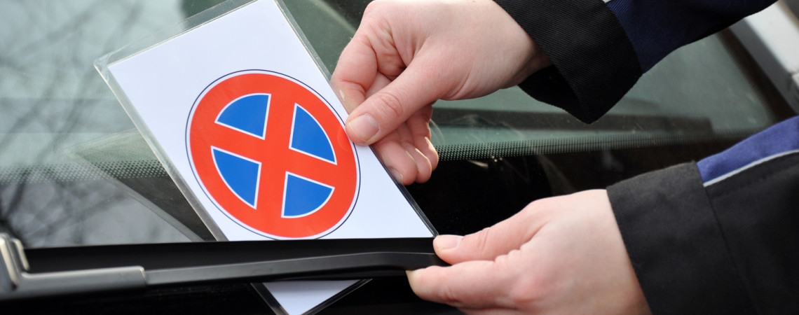 Falschparker hat ein Knöllchen unter dem Scheibenwischer. 