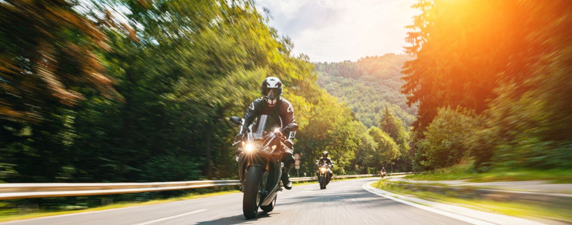 Motorradfahrer hintereinander mit Sicherheitsabstand