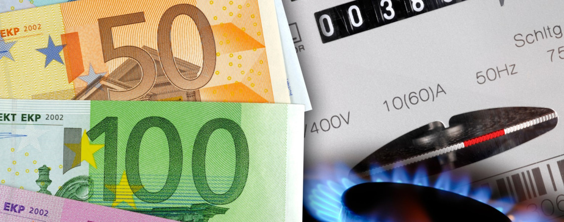 Gaspreis und Strompreis. Links sind Geldscheine und Rechts ein Stromzähler und ein Gaskocher.