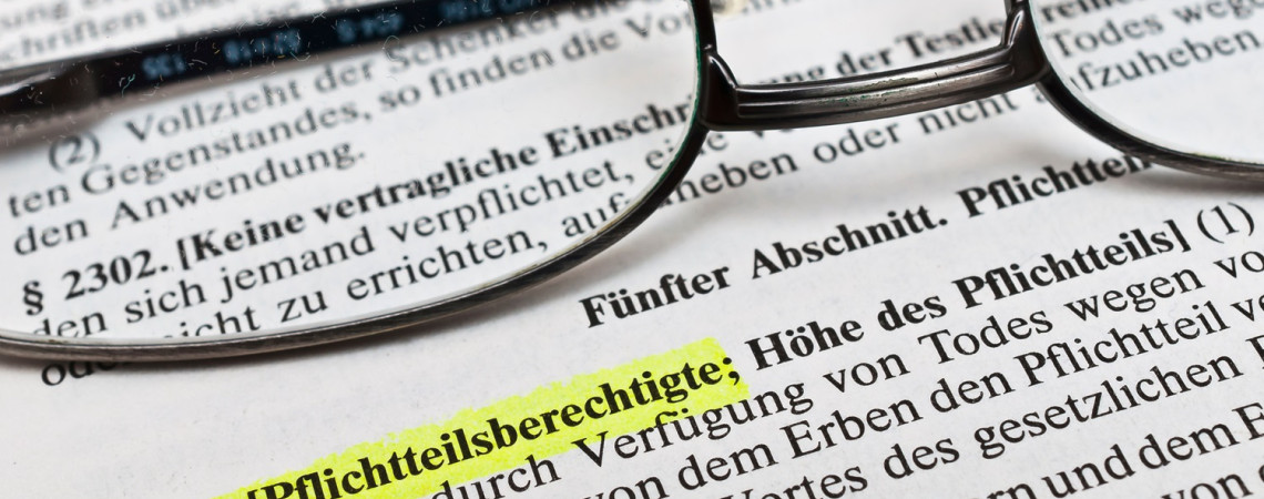Auszug aus § 2303 BGB zum dem Pflichtteilsberechtigten und dem Pflichtteilsanspruch. Der Paragraph ist in gelb markiert. 