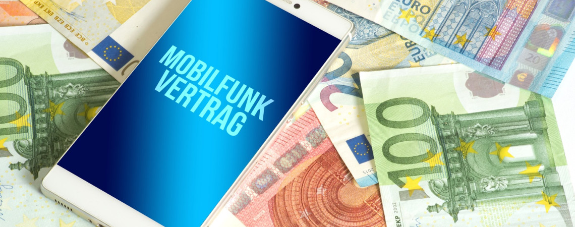 Smartphone liegt auf Geldscheinen. Auf dem Display steht "Mobilfunkvertrag"