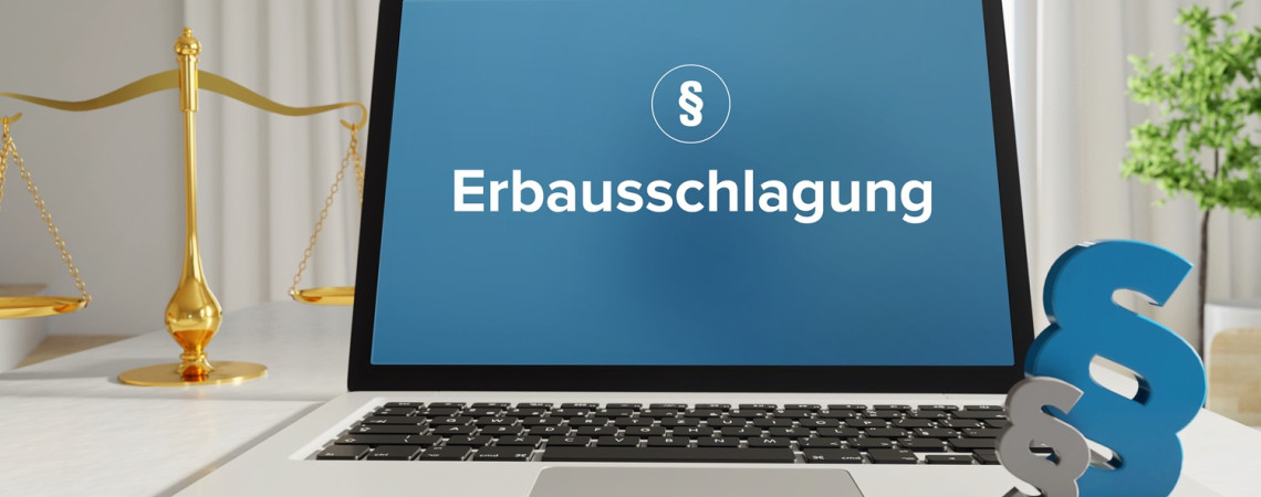 Ein Laptop auf dessem Bildschirm "Erbausschlagung" steht und Paragraphenzeichen, die rechts vor dem Laptop stehen.