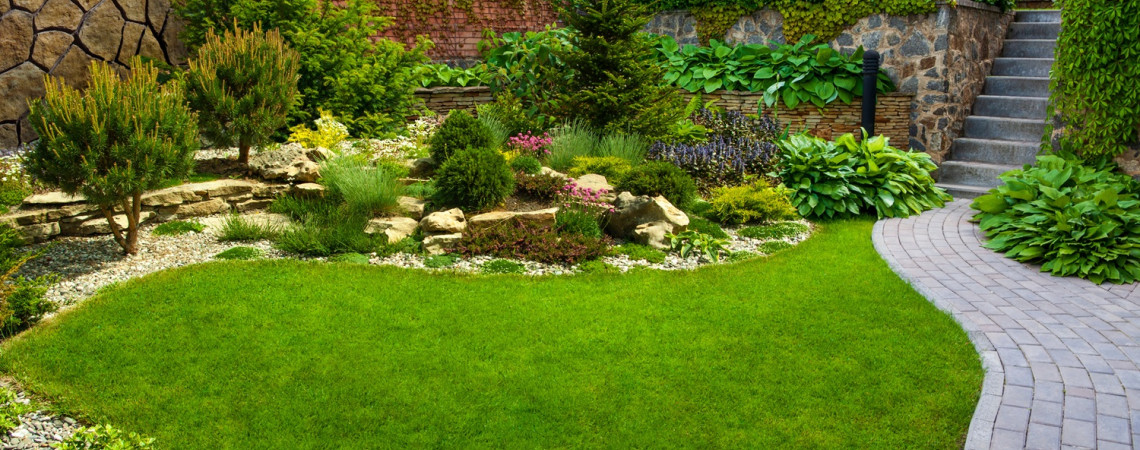 Garten mit Rasen,Blumen und Gehweg