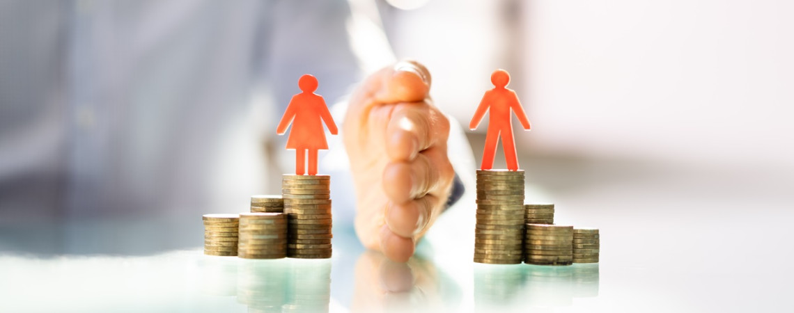 Zwei Stapel mit Münzen werden durch eine Hand getrennt. Auf dem einen steht eine Figur als Frau und auf dem anderen ein Mann.