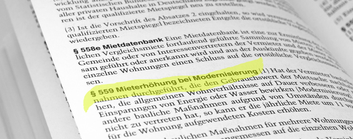 Ein Gesetzestext in dem der § 559 BGB gelb unterstrichen ist mit der Überschrift "Mieterhöhung bei Modernisierung. 