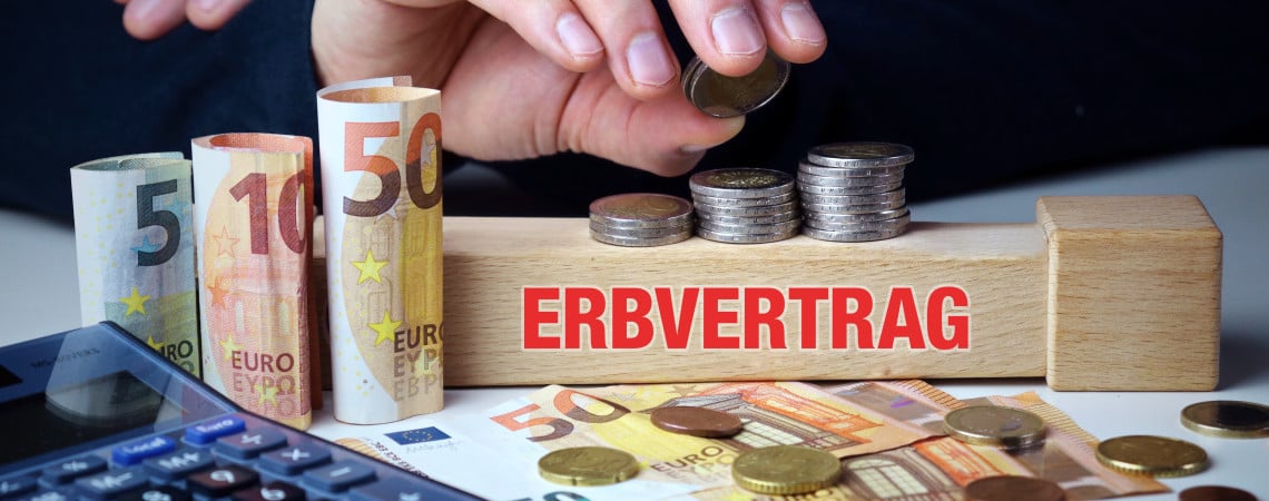 Männliche Hände legen Münzstapel auf einen Holzblock mit der Aufschrift "Erbvertrag". Scheine und Münzen und Taschenrechner.