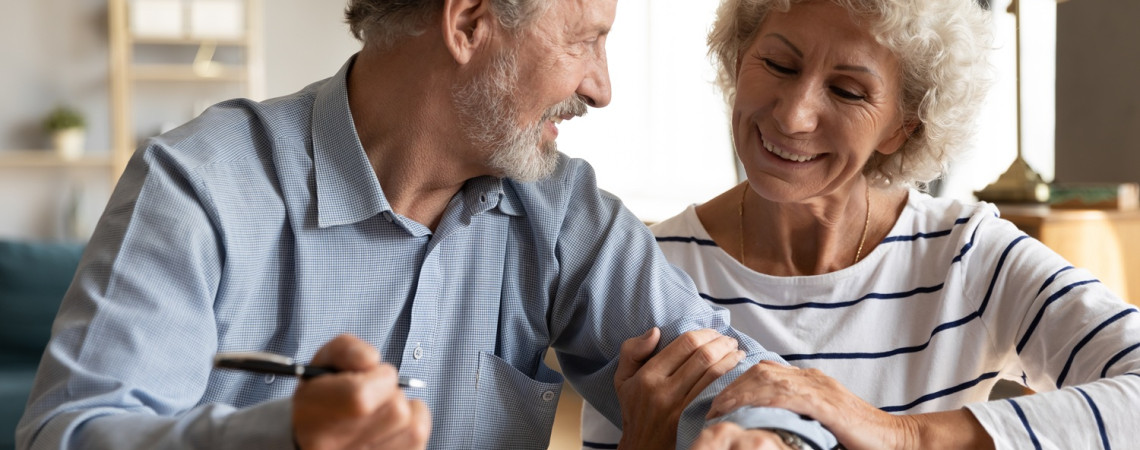 Älteres Ehepaar unterschreibt Ehegattentestament 