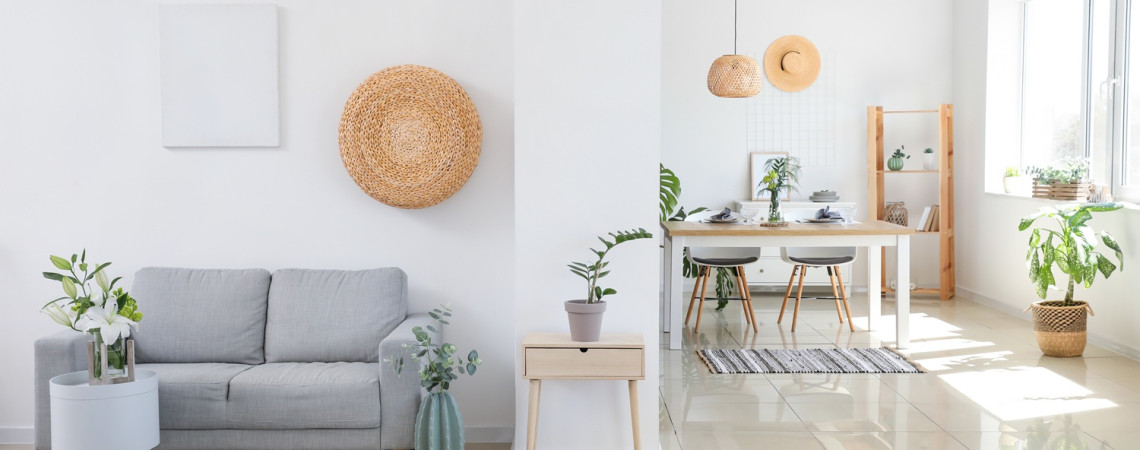 Helle Wohnung mit Sofa und Esstisch.