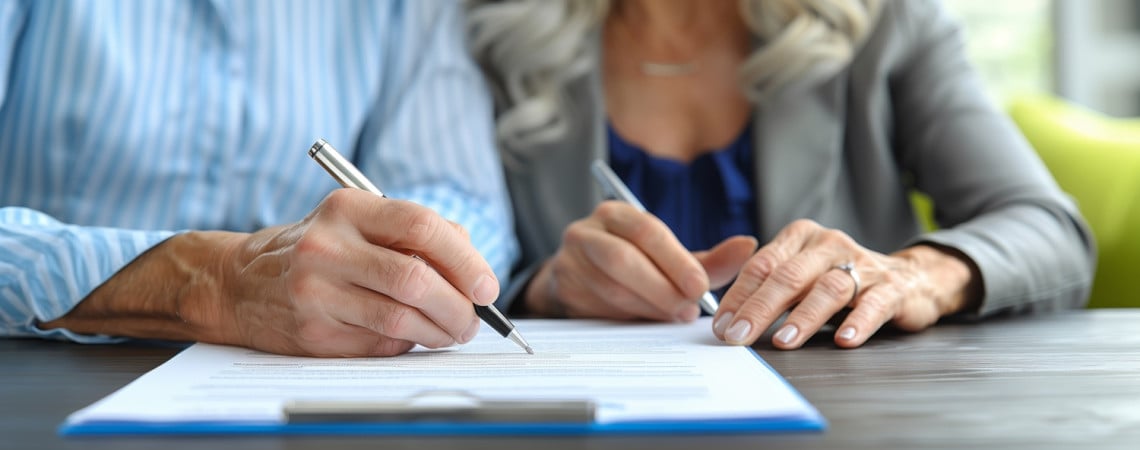 Ehegatten schreiben gemeinsam sein Ehegattentestament