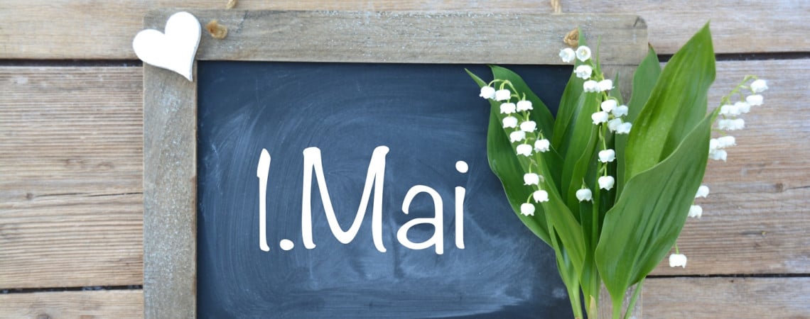 Kleine Tafel mit der Aufschrift "1.Mai" und Maiglöckchen für den Tag der Arbeit. 