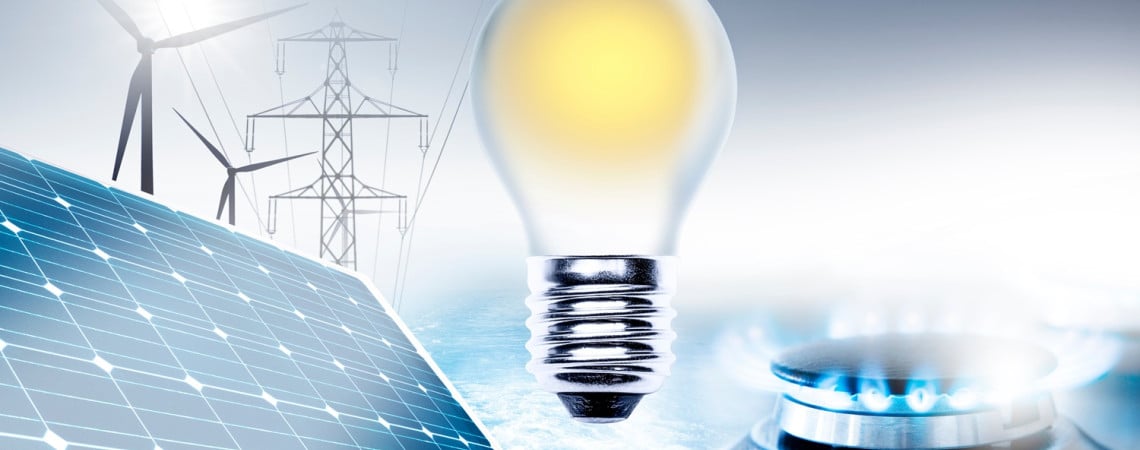 Glühbirne, Gasherd, Solarplatten, Windräder und Hochspannungsleitungen