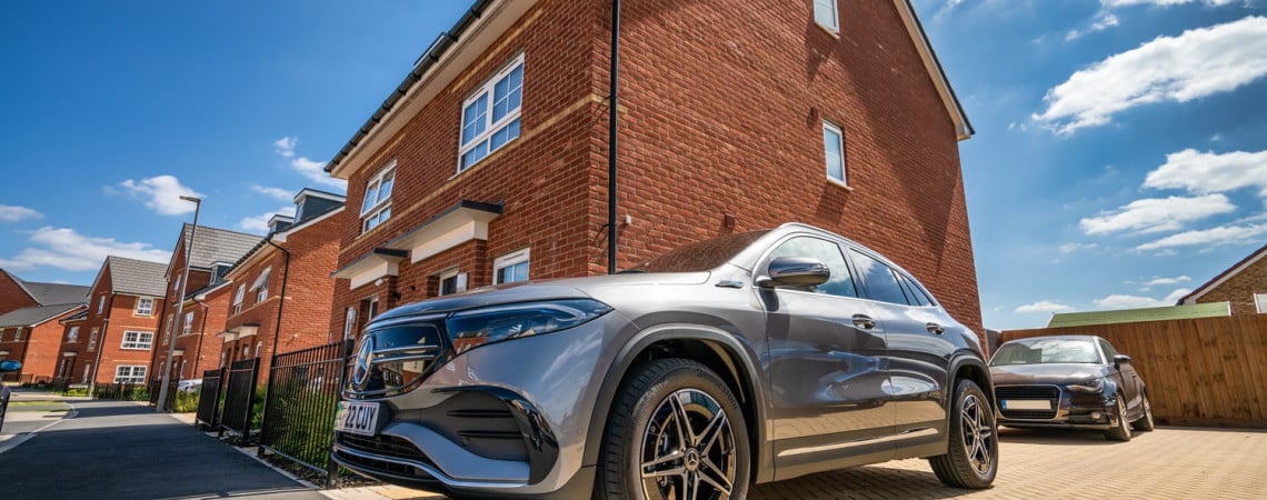 Auto fährt auf Straße ein