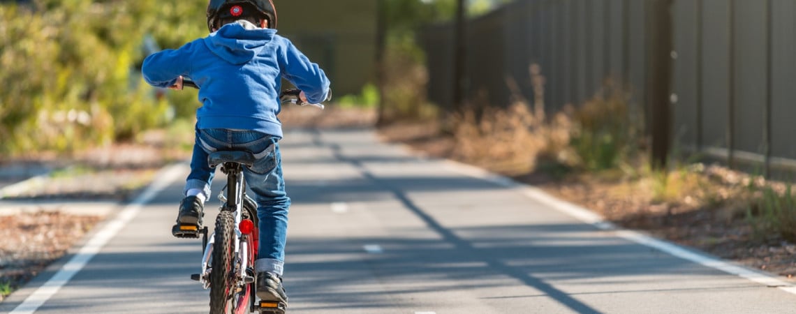 Kind fährt Fahrrad.
