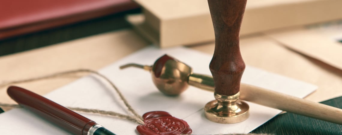 Testament mit Siegel und Stempel und Füllfederhalter. 