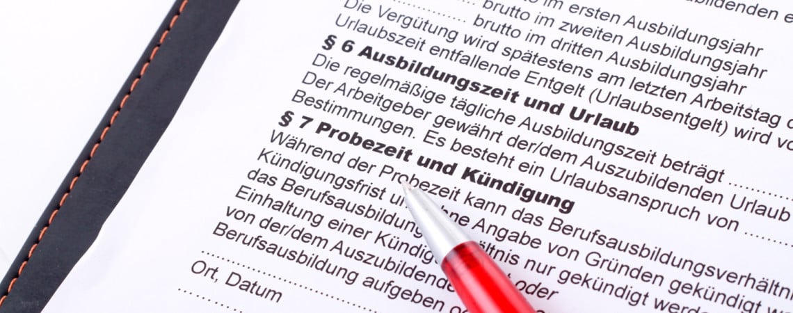 Arbeitsvertrag mit Überschriften und der Überschrift "Probezeit und Kündigung".