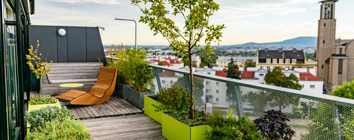 Dachterrasse mit Möbeln und Pflanzen. 