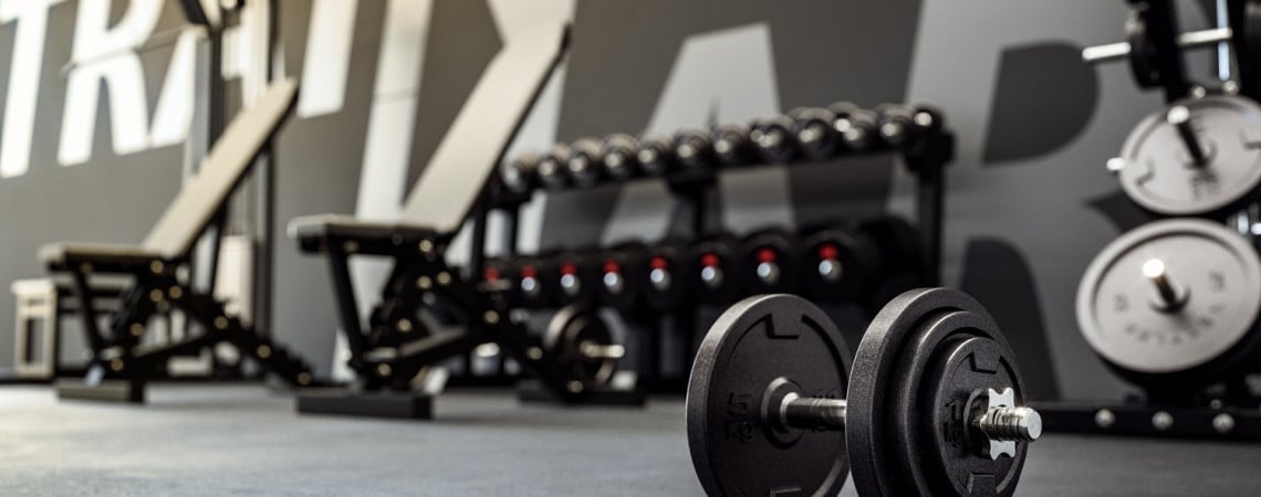 Fitnessstudio mit Kurzhanteln.