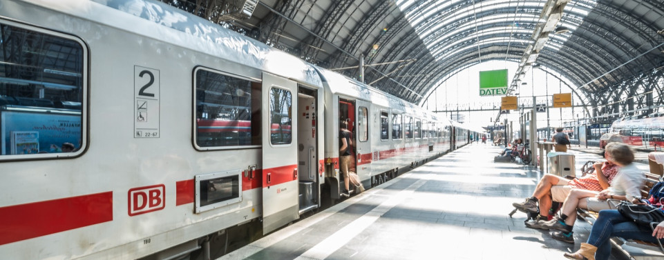 Bahnhof und Deutsche Bahn fährt ein.