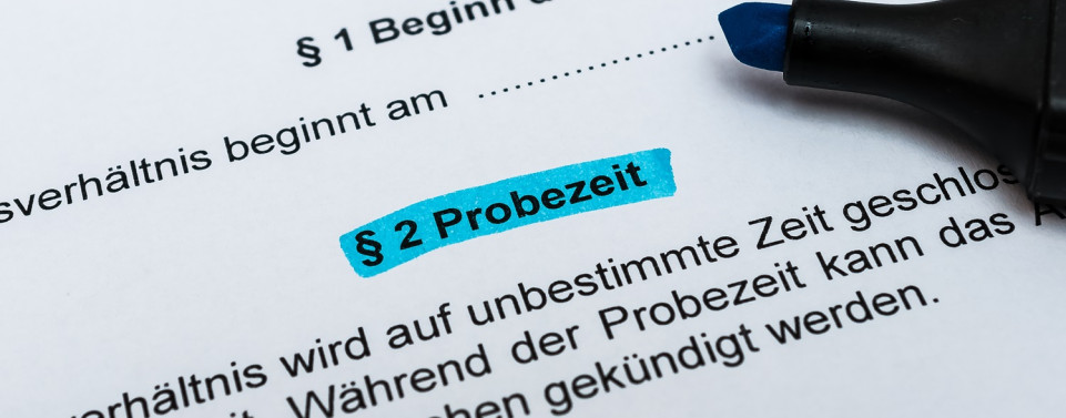 Arbeitsvertrag mit dem Absatz Probezeit in blau markiert. 