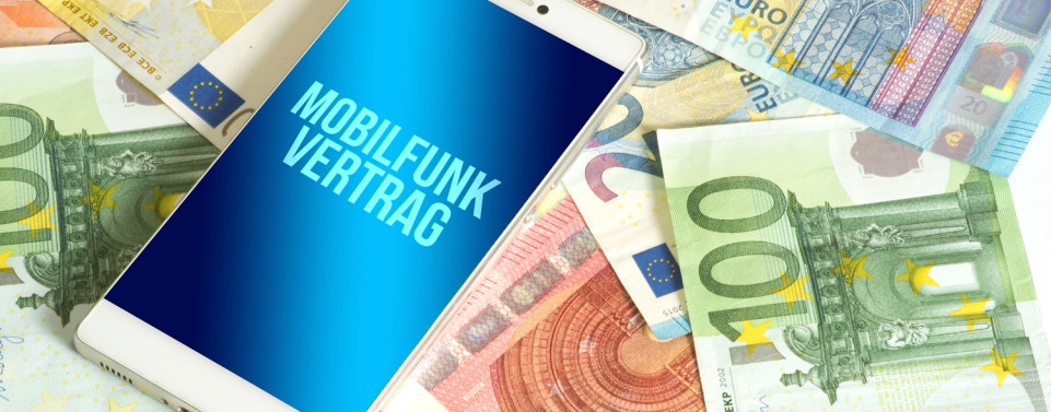 Smartphone liegt auf Geldscheinen. Auf dem Display steht "Mobilfunkvertrag"