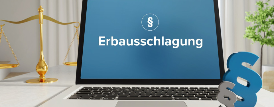 Ein Laptop auf dessem Bildschirm "Erbausschlagung" steht und Paragraphenzeichen, die rechts vor dem Laptop stehen.