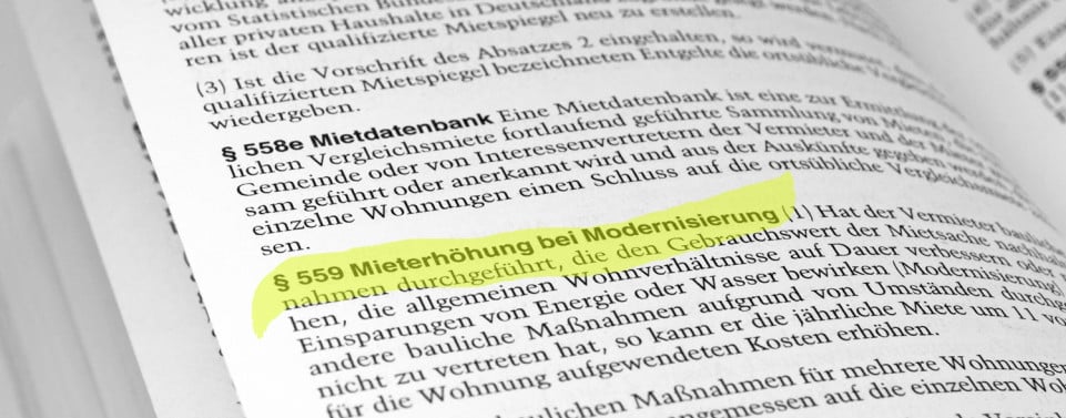 Ein Gesetzestext in dem der § 559 BGB gelb unterstrichen ist mit der Überschrift "Mieterhöhung bei Modernisierung. 