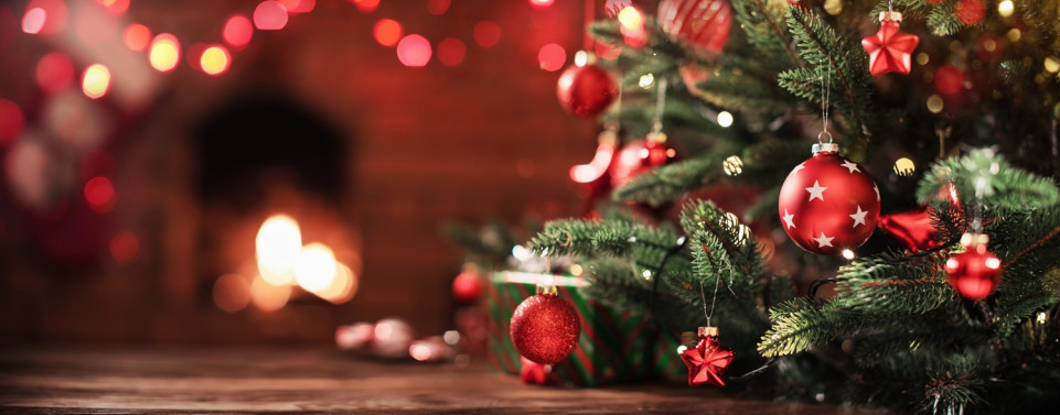 Weihnachtsbaum mit roten Kugeln