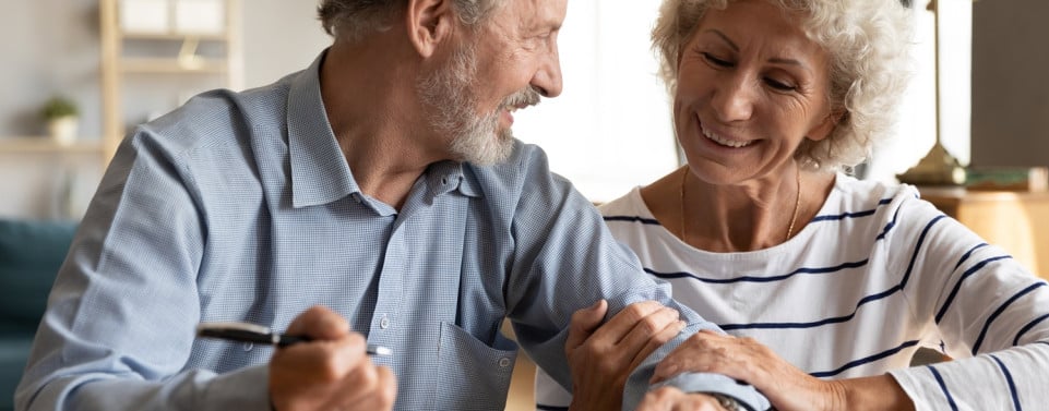 Älteres Ehepaar unterschreibt Ehegattentestament 