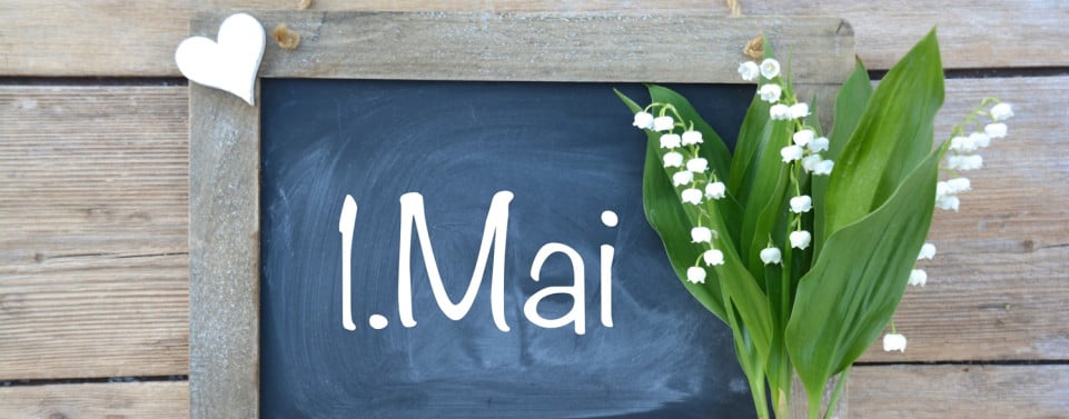 Kleine Tafel mit der Aufschrift "1.Mai" und Maiglöckchen für den Tag der Arbeit. 